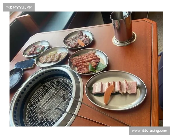 挪威国家队离世界杯仅一步之遥 赛后大快朵颐享烤肉自助餐